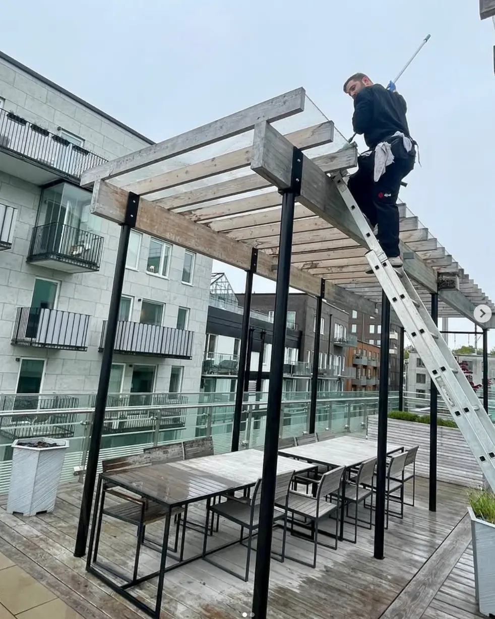 bvtlermedarebetare tvättar pergolatak i brf