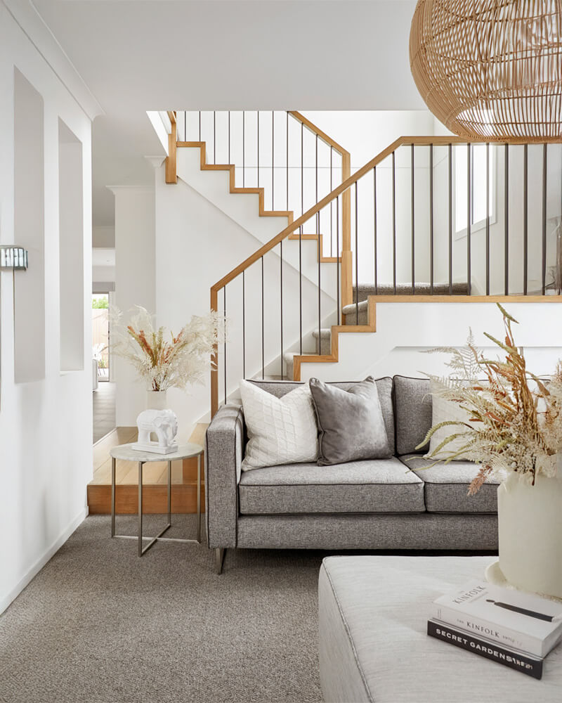 Ljust och välstädat vardagsrum med rena ytor och harmonisk inredning.