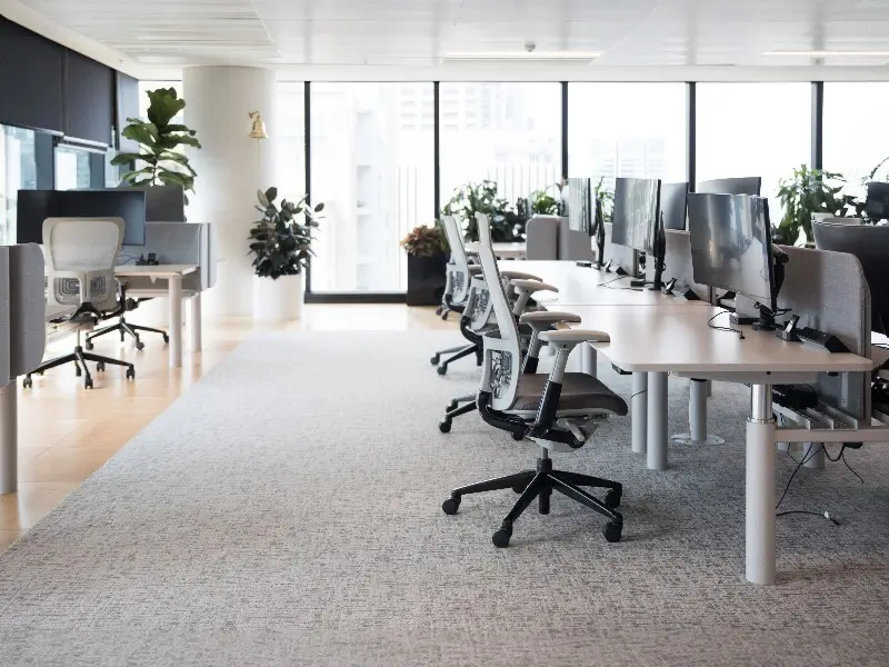 Ljust och modernt nystädat kontor med rena skrivbord och ordnade arbetsplatser